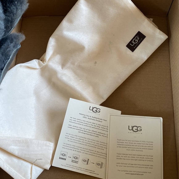 UGG GRAY BOOTS WITH BUTTONS INCLUDES DUST BAG AND AUTHENTICITY CARDS SIZE 6 - Picture 4 of 9